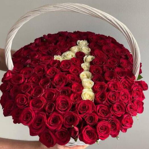 Корзина с красными розами и цифра или буква 🌹