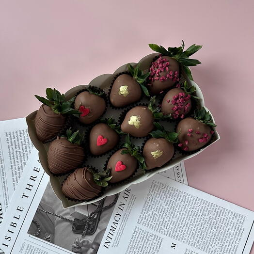 Set of chocolate-covered strawberries 12 pieces for him