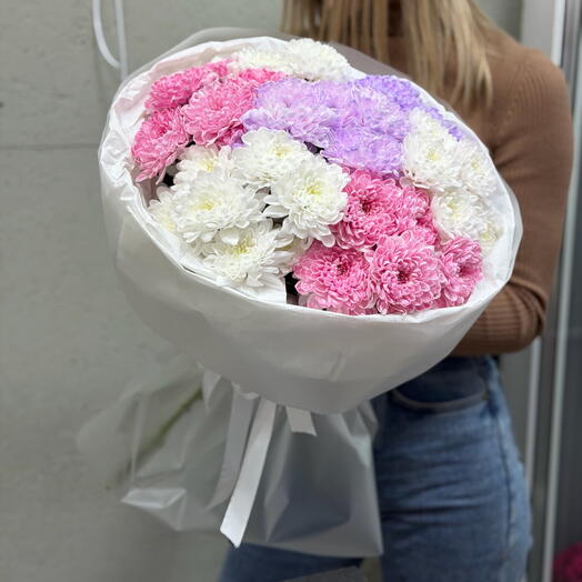 Букет из фиолетовых, малиновых и белых хризантем