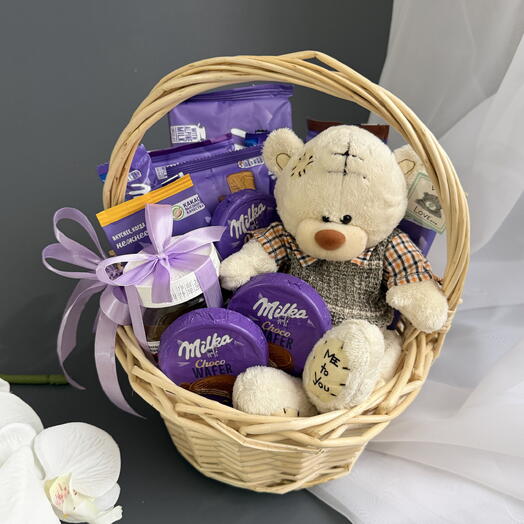 Корзина со сладостями Milka и мягкой игрушкой