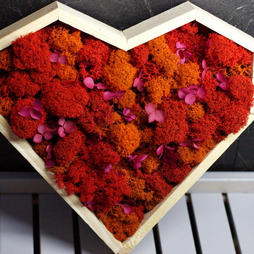 Сердце оранжево красное с гортензией из мха