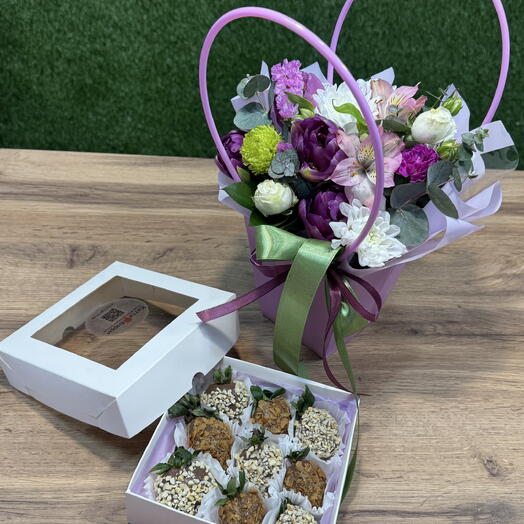 Комбо-набор с клубникой в шоколаде и цветами в корзинке 💜