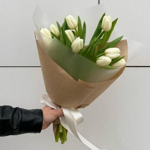 Букет белых тюльпанов в крафте