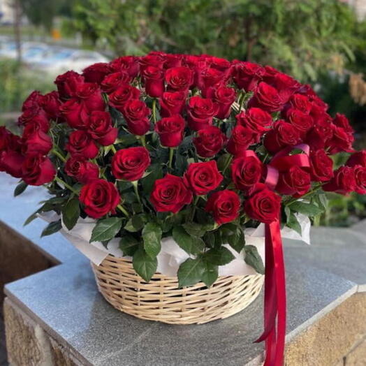 Корзина «Горячее сердце» из 101 розы