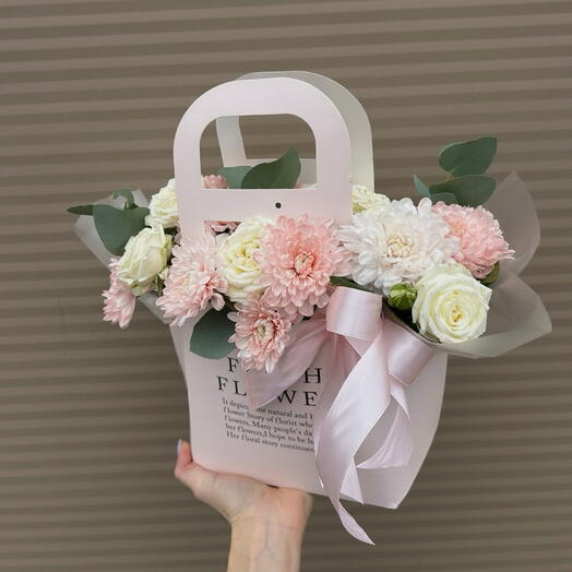 Композиция в сумочке с кустовой розой и хризантемой Алтай 🌸