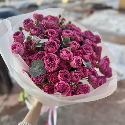 Монобукет и кустовой пионовидной розы Мисти баблз и эвкалипта