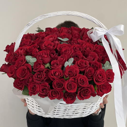 Корзина из 101 розы и эвкалипта