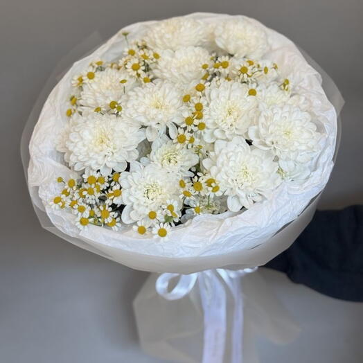Букет с хризантемами и ромашками 🤍