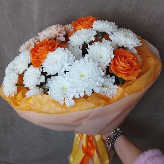 Хризантемы кустовые с розами в круглой упаковке