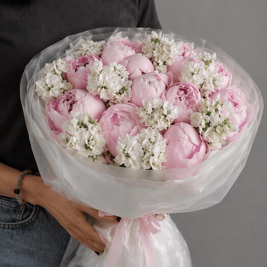 PREMIUM PEONY: Букет пионов и ароматной маттиолы