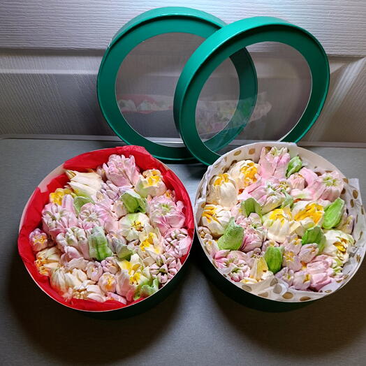 Набор 2 коробки Тюльпанов зефирных разных вкусов, 2 уровня (под цветами завитки с кусочками фруктов), d21см/h8см