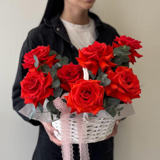 Корзина с алыми розами