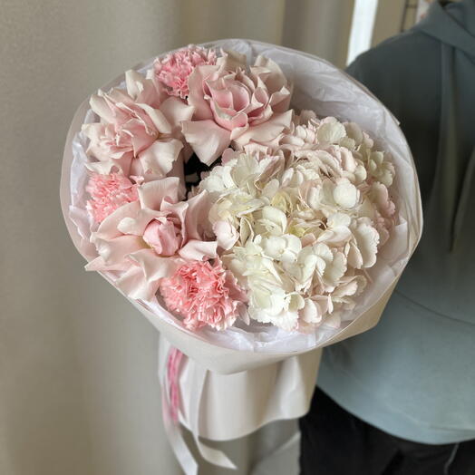 Букет «Всплеск» из французских роз с гортензией и диантусами 🌸