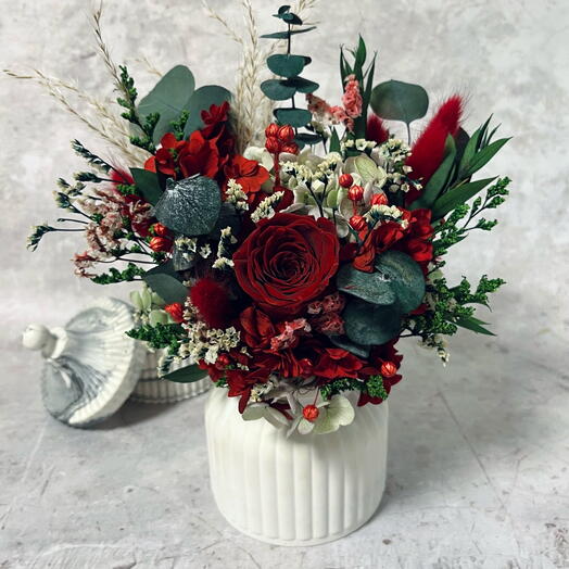 Букет из стабилизированных цветов в вазе Red roses love