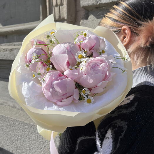 Прекрасный букет из нежных пионов и ромашек