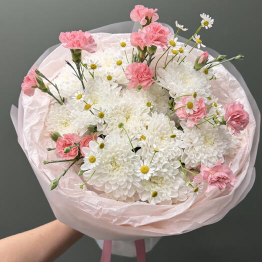 Стойкий букет из хризантем, полевой ромашки и кустовых гвоздик🌸🌿