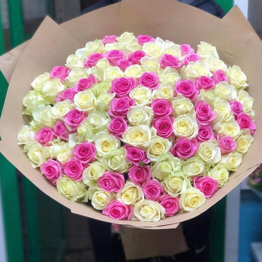 Бело-розовый букет из 81 розы