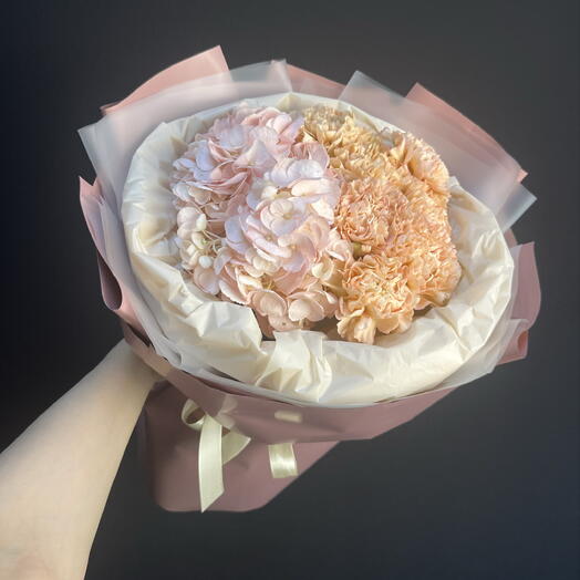 Нежный букет с розовой гортензией и персиковыми гвоздиками