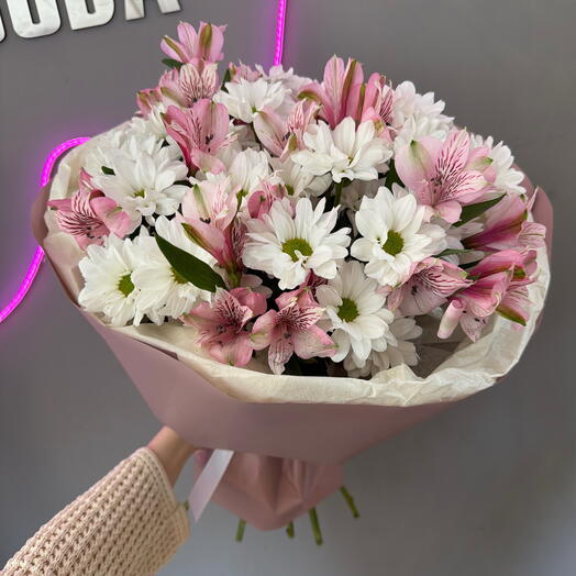 5 кустовых ромашек с альстромерией🥰