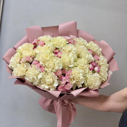 Букет из белых французских роз и кустовых