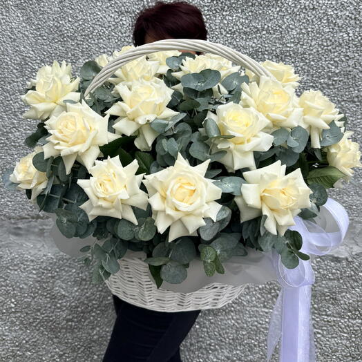 Корзина с французскими розами «Крылья ангела»