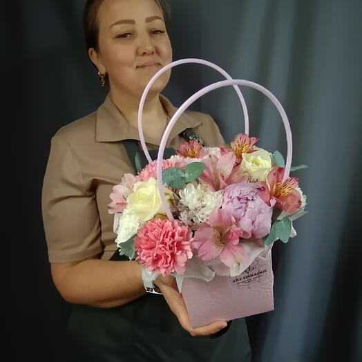 Композиция в сумочке с пионом