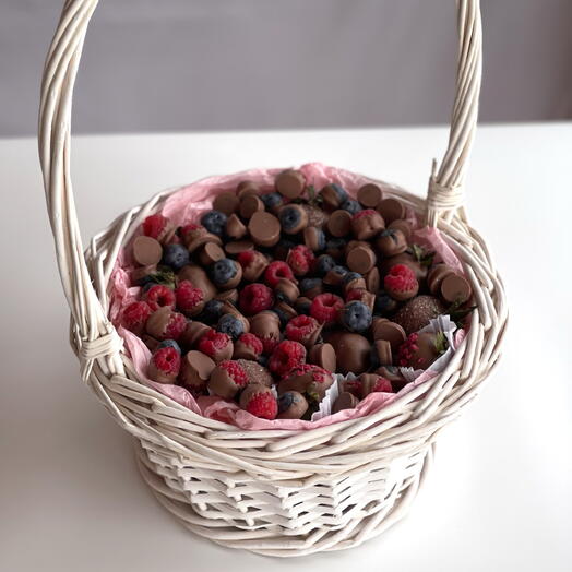 Ягодная корзина с клубникой, голубикой, малиной в шоколаде