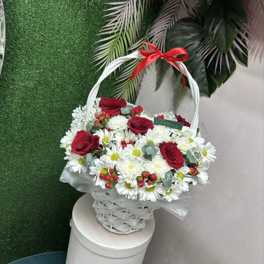 Белая корзина с красными розами и хризантемой