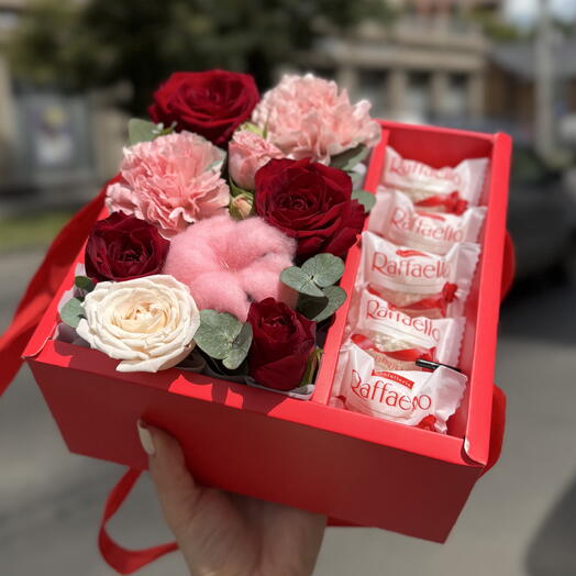 Коробочка с цветами и Raffaello ♥️🕊️