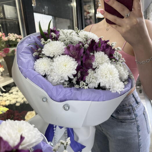 Букет с альстромерией и лимониумом