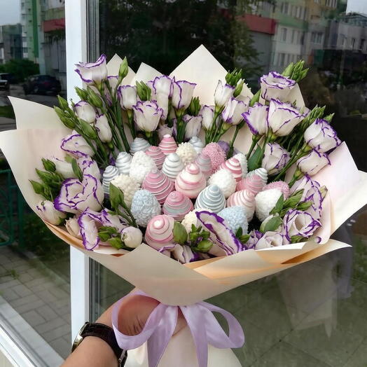 Эустома, клубника в белом шоколаде