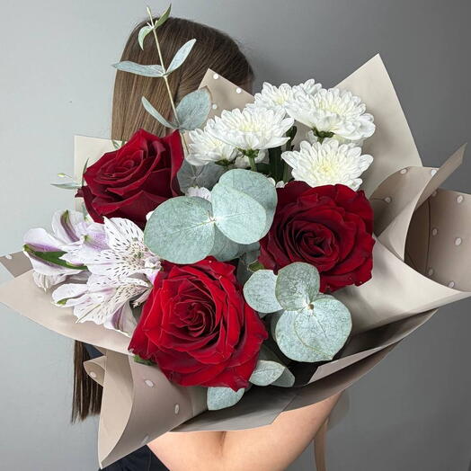 Bouquet of red roses and alstrameria with chrysanthemum 5