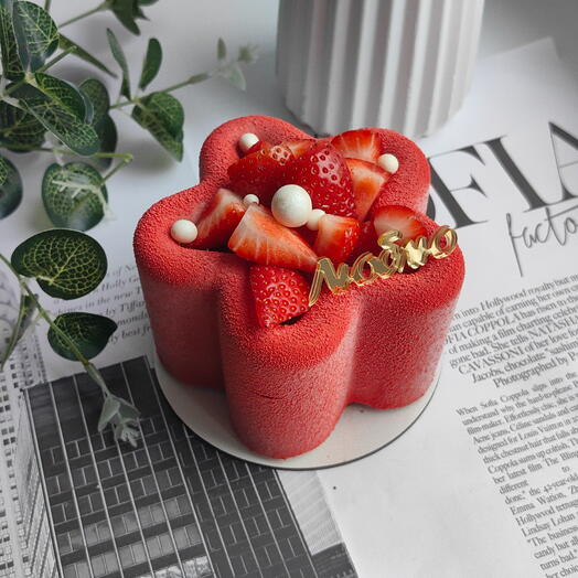 Муссовый бенто-торт Люблю с декором из клубники 🍓