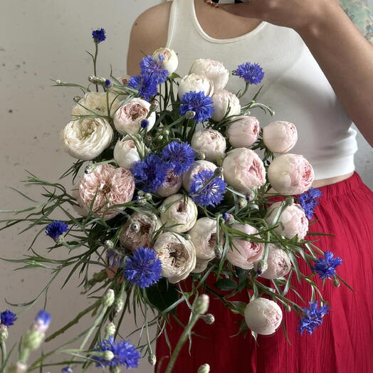 Васильки и Пионовидные розы 🌸💙