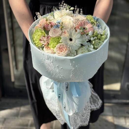 Букет с гвоздиками, розами и герберами