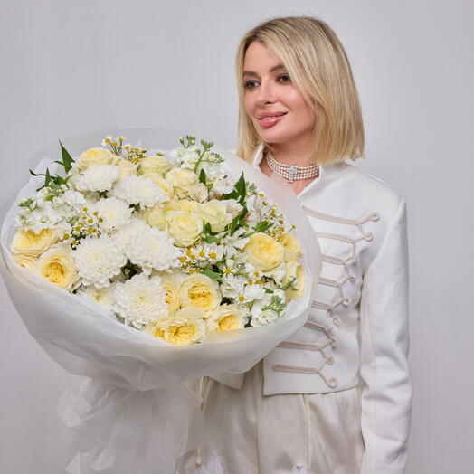 Хризантемы, кустовые розы и маттиола букет «Тает»