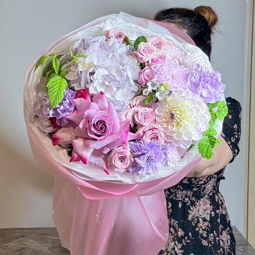 Нежный сиреневый букет с георгином, гортензией, розами💕