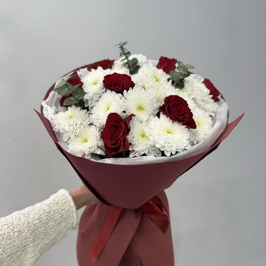 Классический букет с красными розами и хризантемами
