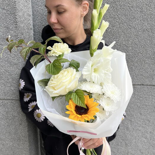 Букет в коробке: подсолнух, хризантема Алтай, гладиолус, малина, гвоздика, пионовидная роза Кендл Лайт (Кэндл)