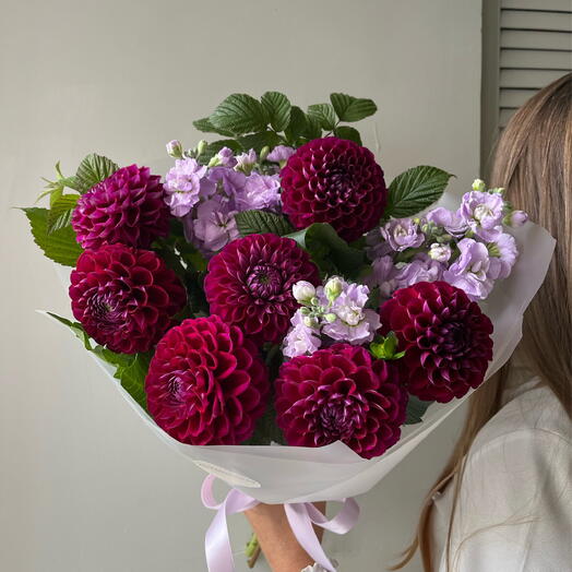 Георгины, Маттиола и веточки малины 💜