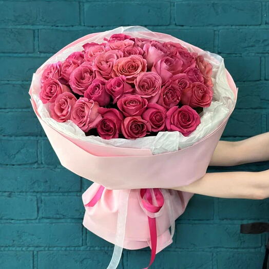 Букет  33 из  35 розовых роз (размер M)