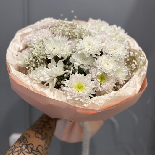 Милый и стойкий букет из хризантем и гипсофилы🥹🌸