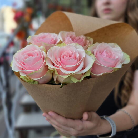 5 роз Фруттето, нежно‑розовый, Эквадор, 70 см: нежность в крафте и атласе 😍🎀