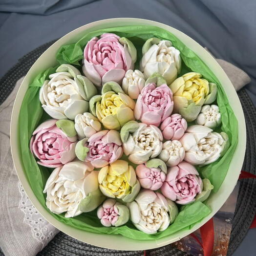 Зефирные тюльпаны микс в шляпной коробке