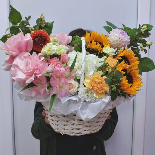 Корзина с подсолнухом, французской розой , Альстромерии, Георгиной и Гортензией