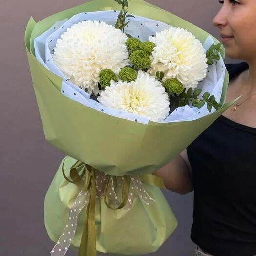 Букет белых одноголовых хризантем с кустовой хризантемой