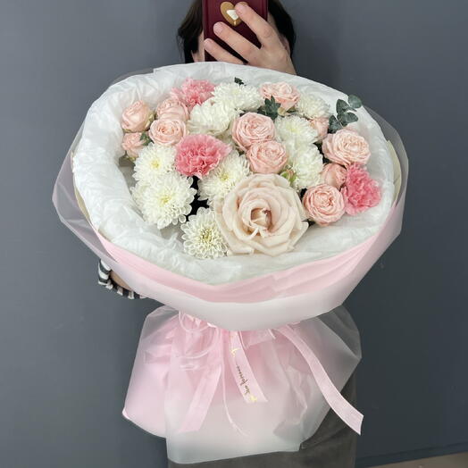 Авторский букет нежный 🌸 Роза кустовая пионовидная, диантусы, Роза французская, хризантемы