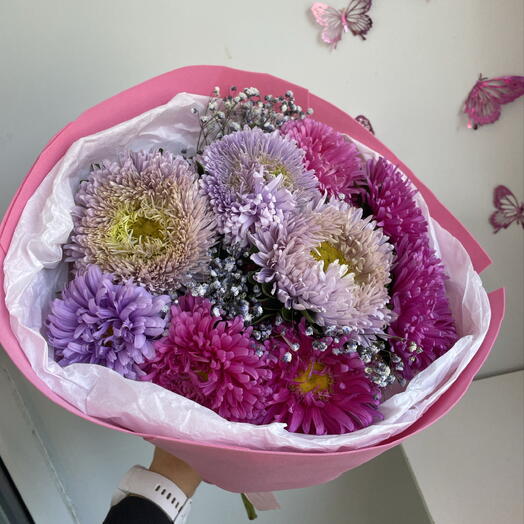 Яркий букет с астрами и гипсофилой 💜