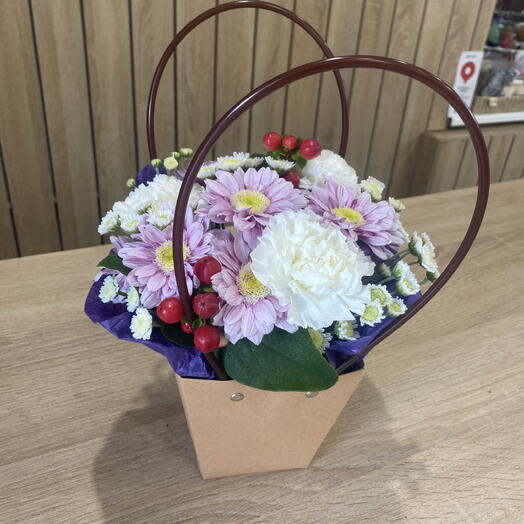 Цветочная Композиция с Хризантемой, Диантусом и Ягодами Гиперикума🌸