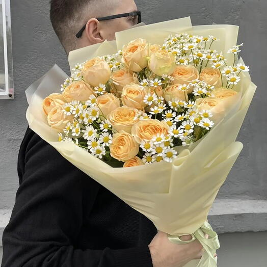 Роза кустовая с ромашками